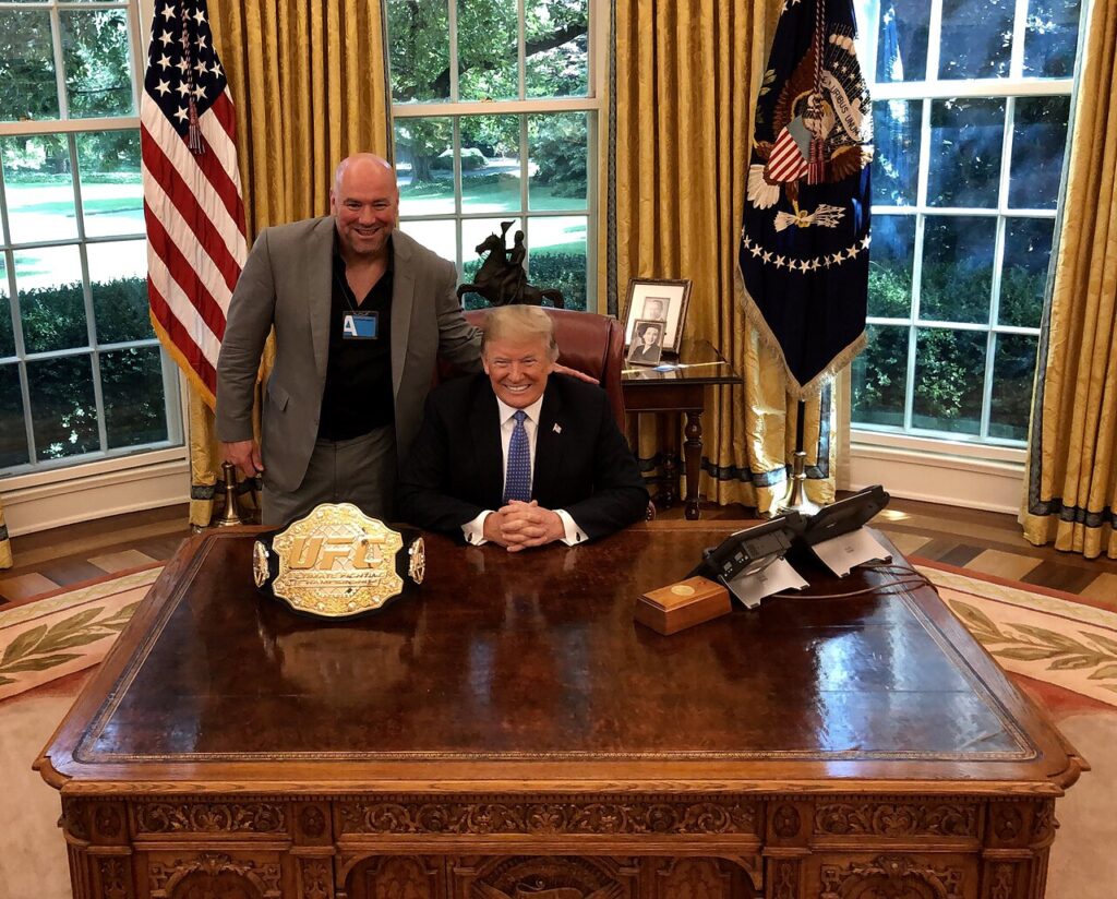 Donald Trump e Dana White no Salão Oval, com um cinturão do UFC sobre a mesa.