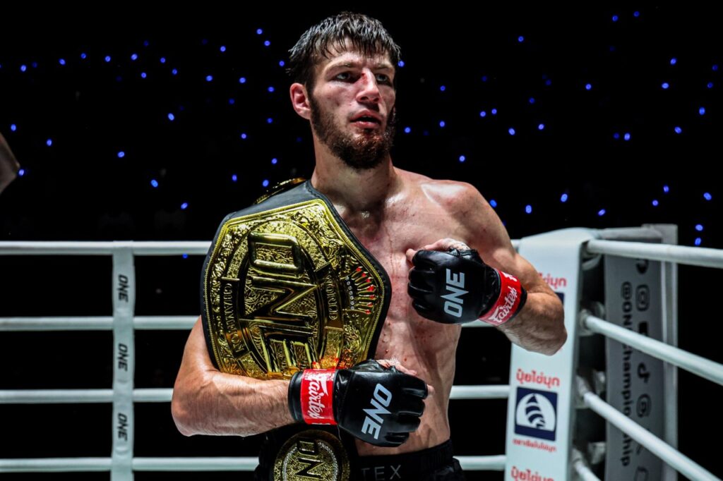 Asadula Imangazaliev supera Ortikov e conquista o cinturão dos moscas no muay thai do ONE