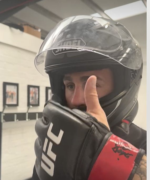 Tom Aspinall provoca Ciryl Gane e mira revanche pelo cinturão unificado dos pesados