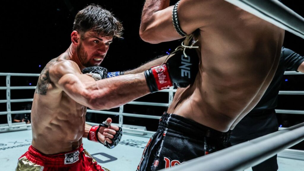 Paul Elliott nocauteia em seis segundos e iguala recorde de finalização mais rápida do ONE