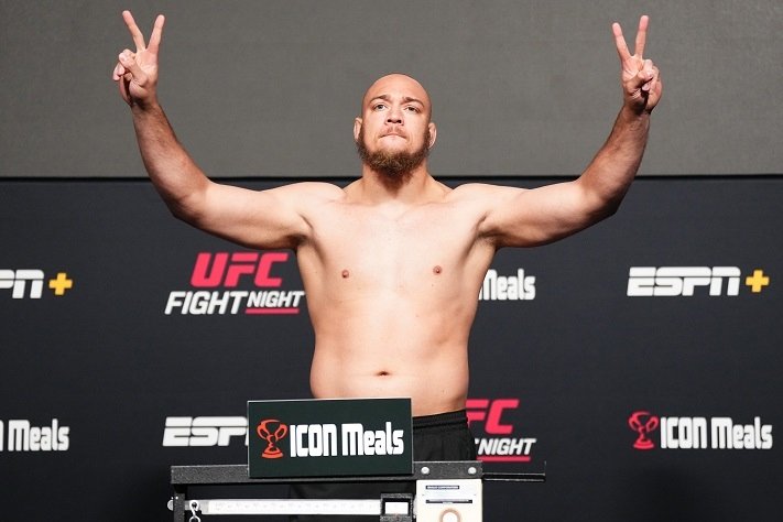 Valter Walker fatura bônus de US$ 100 mil e Ankalaev finaliza Guskov no UFC Abu Dhabi
