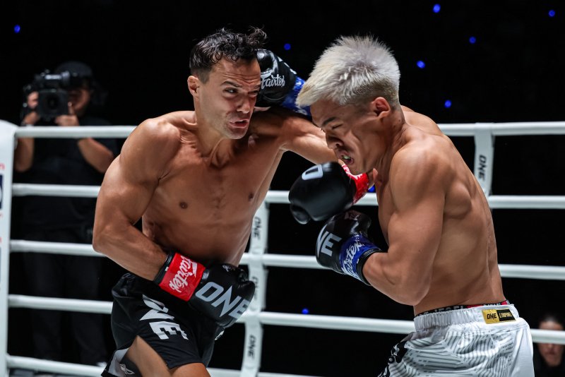 Jonathan Di Bella supera Zhang Peimen e faz a primeira defesa do cinturão no ONE Friday Fights 162