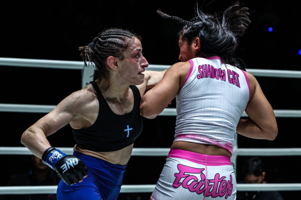Anastasia Nikolakakos mira o cinturão peso-átomo do ONE após vencer Jihin Radzuan