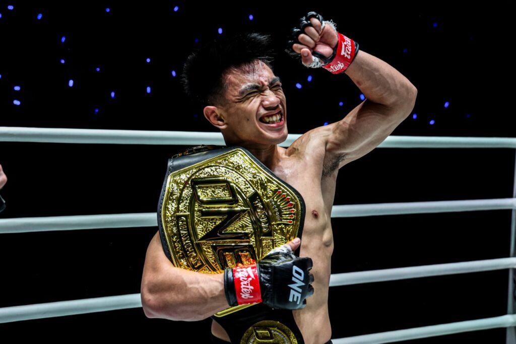 Joshua Pacio finaliza Mansur Malachiev e mantém o cinturão dos palhas do ONE em Bangcoc
