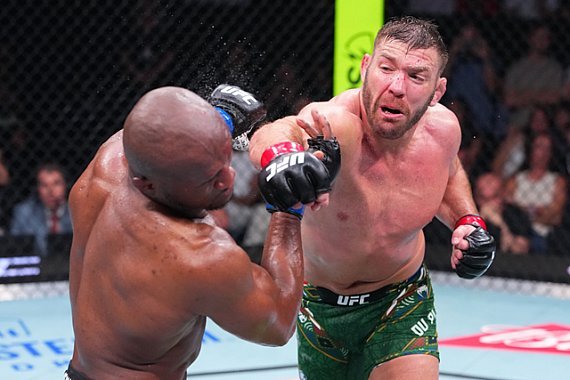 Dricus du Plessis supera Kamaru Usman por decisão unânime e reaparece na disputa dos médios