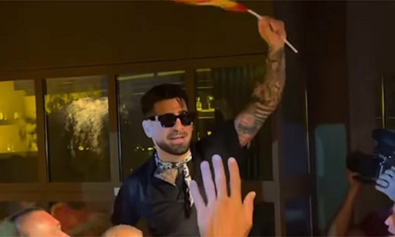 Ilia Topuria comemora o título da Espanha na Copa do Mundo de óculos escuros