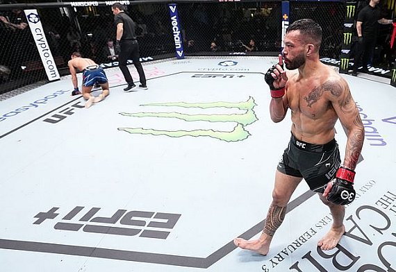 Dan Ige desce ao peso-galo e enfrenta David Martinez no Noche UFC de setembro