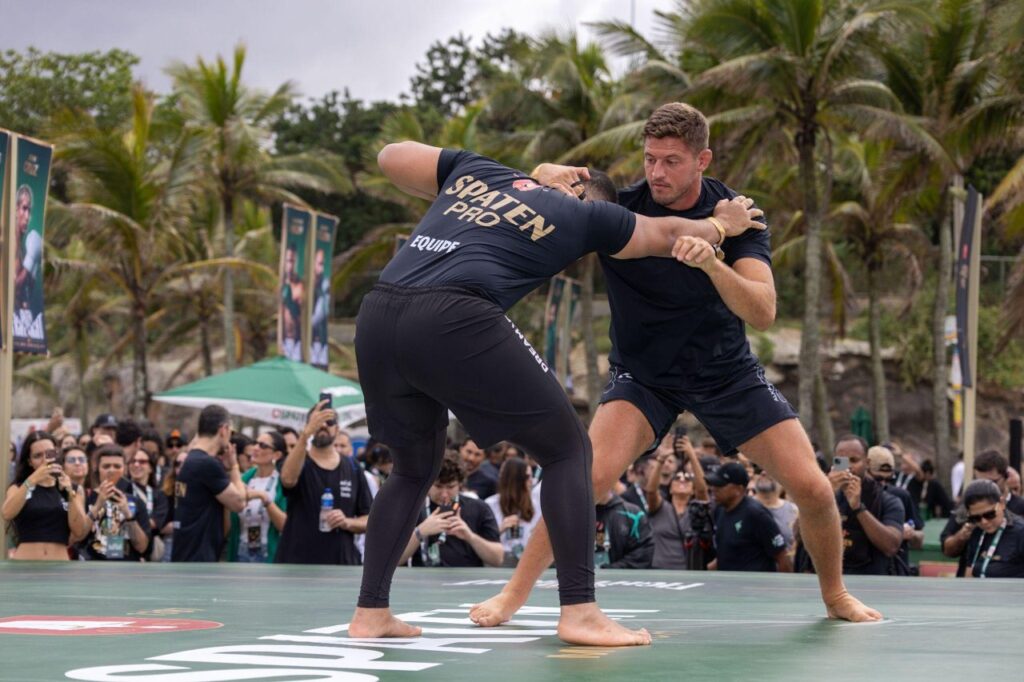 Na praia! Lutadores do Spaten Fight Night 3 treinam no Arpoador com presença do público