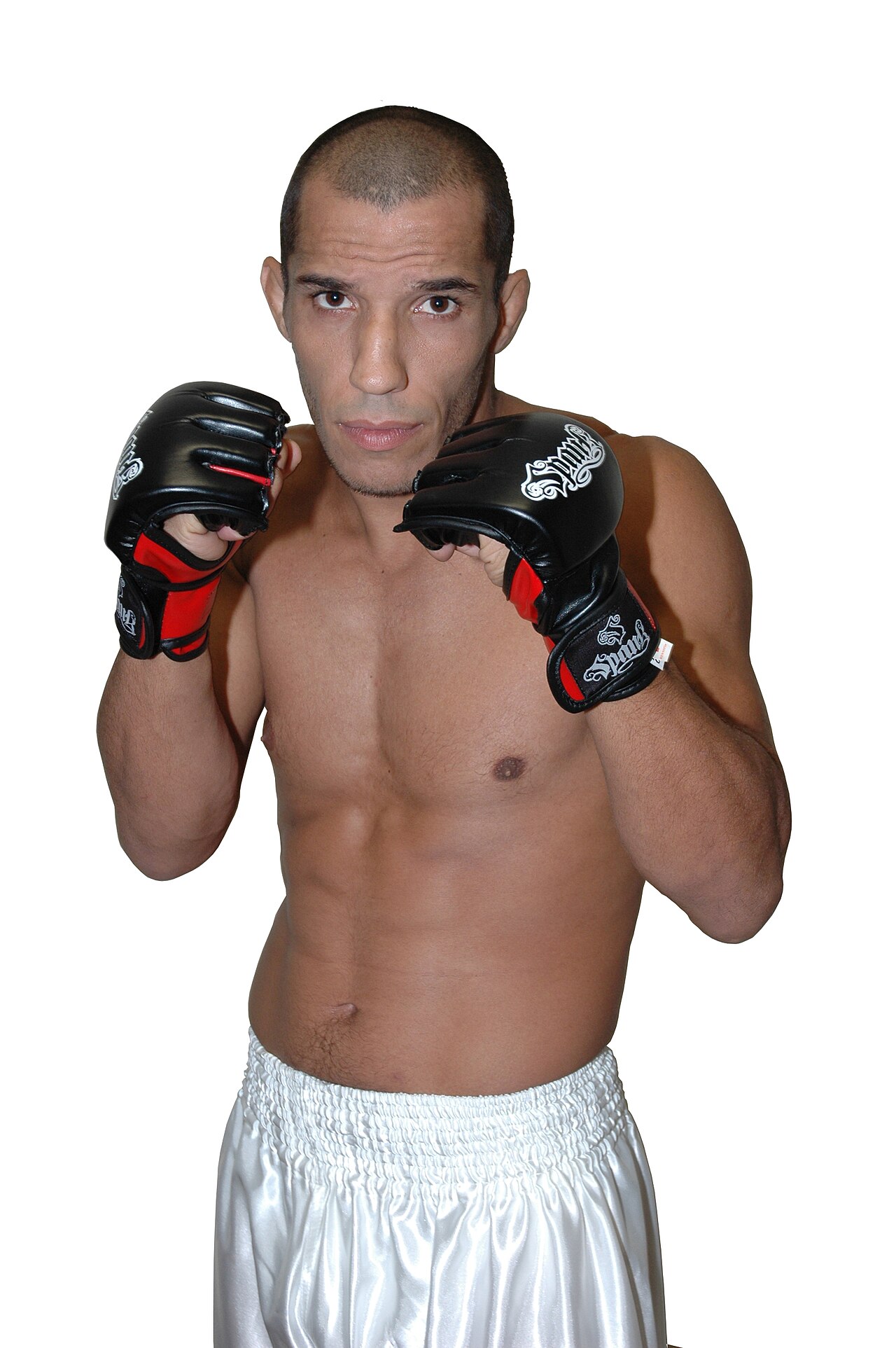 O lutador brasileiro Luiz Azeredo posa em guarda com luvas de MMA.