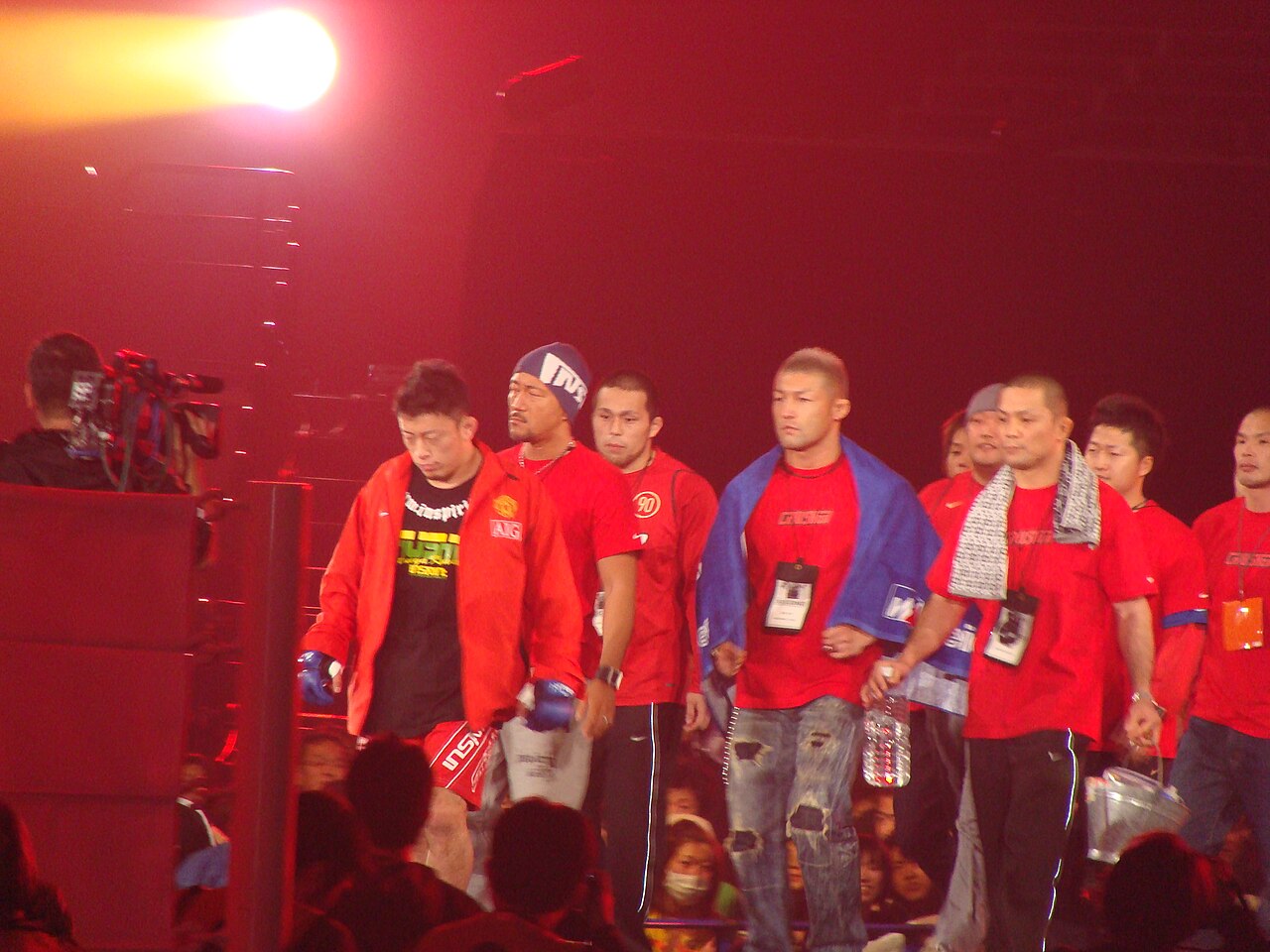 Tatsuya Kawajiri caminha para o ringue acompanhado de sua equipe em evento de MMA no Japão.