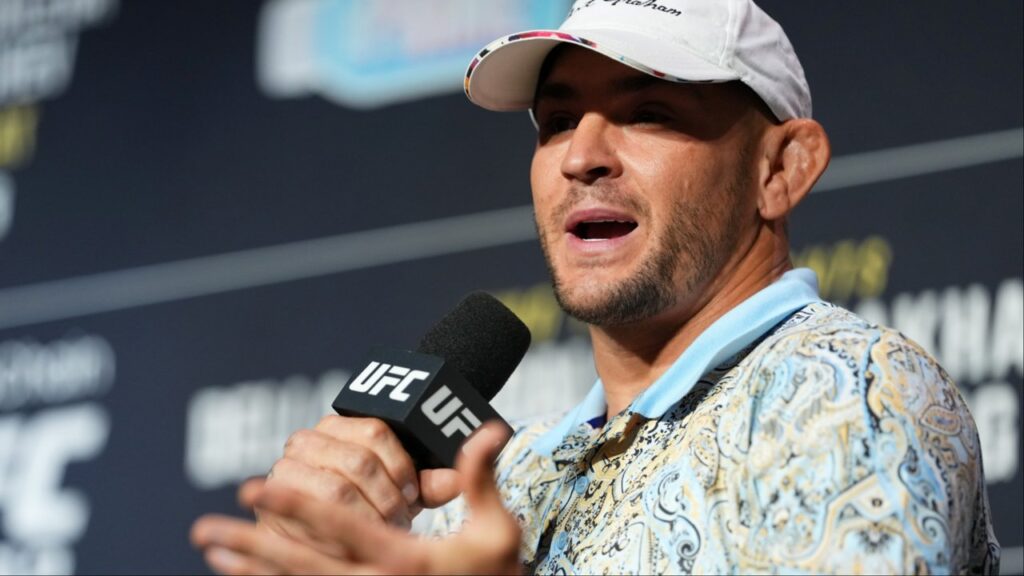 Dustin Poirier volta à bancada de comentários do UFC após prisão em aeroporto