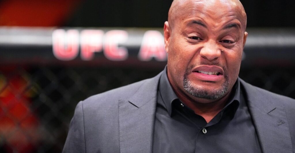 Jon Jones rebate Daniel Cormier após rival apontar Khabib como o maior da história