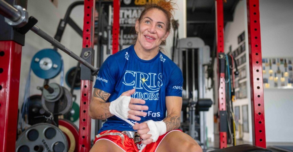 Cris Cyborg ameniza discurso de aposentadoria antes de defender o cinturão no PFL Tampa