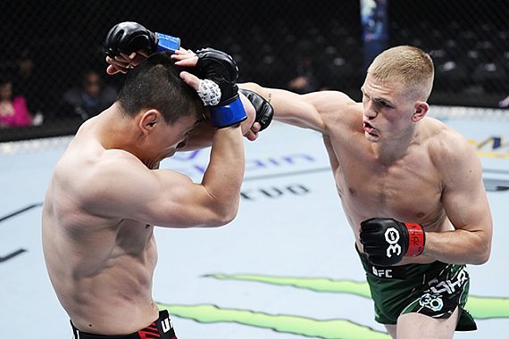 Charles Oliveira vê grande chance de Ian Machado Garry superar Makhachev no UFC 330