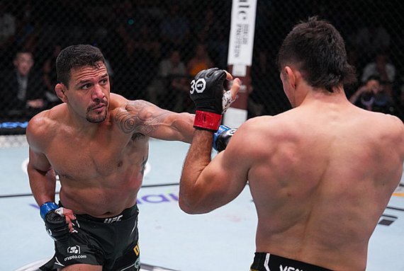 Rafael dos Anjos revela três cirurgias no joelho e mira volta no UFC 332