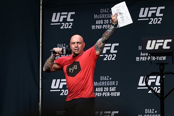 Joe Rogan volta a criticar o bônus de vitória do UFC e defende bolsas garantidas maiores