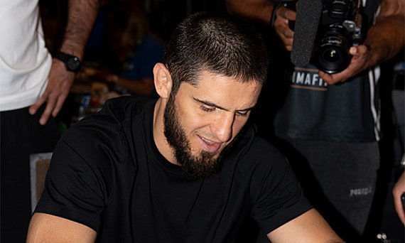 Islam Makhachev quer lutar com mais frequência: não tenho muito tempo