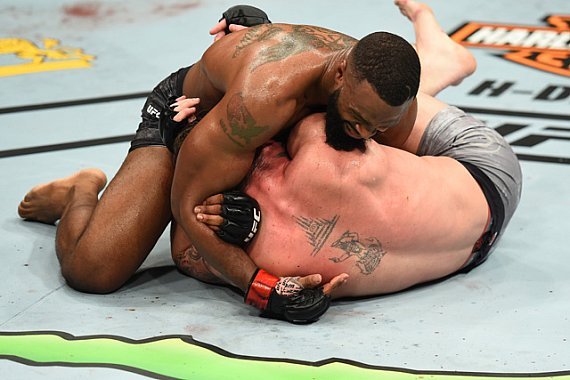 Tyron Woodley supera Joaquin Buckley em virada na luta olímpica do RAF 12