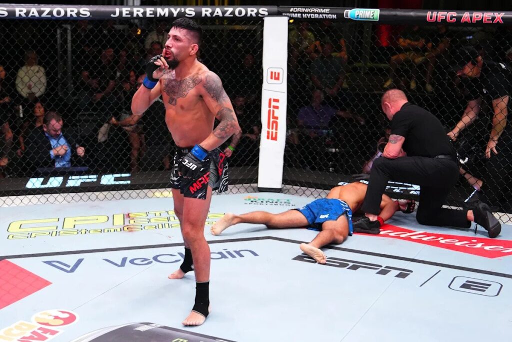 Daniel Marcos vence na estreia pela PFL após lesão encerrar a luta com Magomed Magomedov