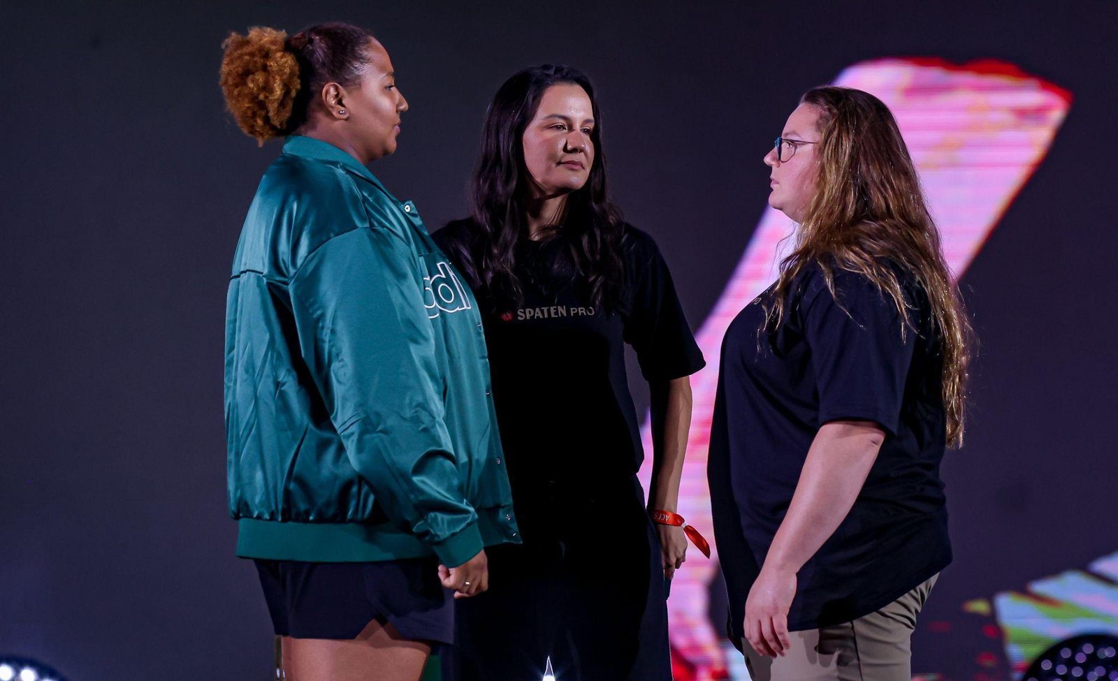 Bia Souza e Raz Hershko frente a frente na encarada do Spaten Fight Night 3.