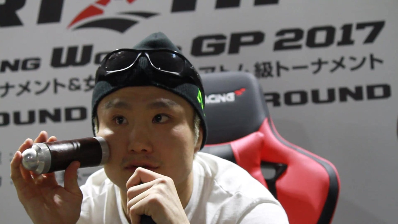 Takanori Gomi fala ao microfone em entrevista coletiva do Rizin World Grand Prix 2017.