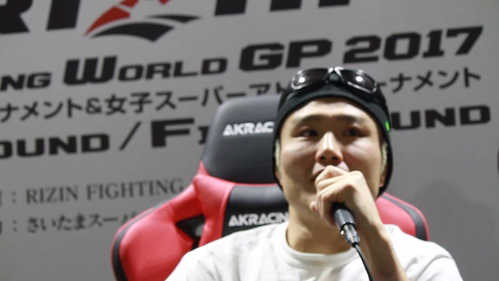 Takanori Gomi durante entrevista no evento do Rizin World Grand Prix 2017.