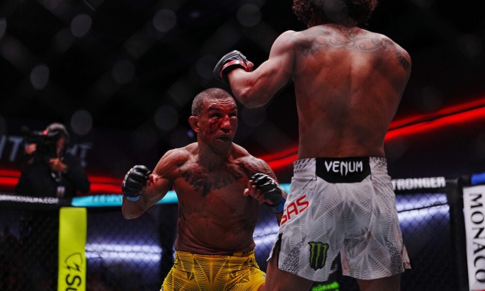 Raul Rosas Jr. vence guerra contra Raoni Barcelos, que deixa o UFC Vegas 121 de maca