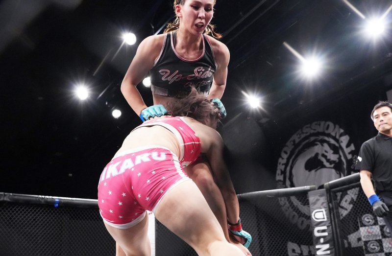 Aos 20 anos, Noa Tokumoto vence campeã e conquista cinturão átomo do Shooto no Japão