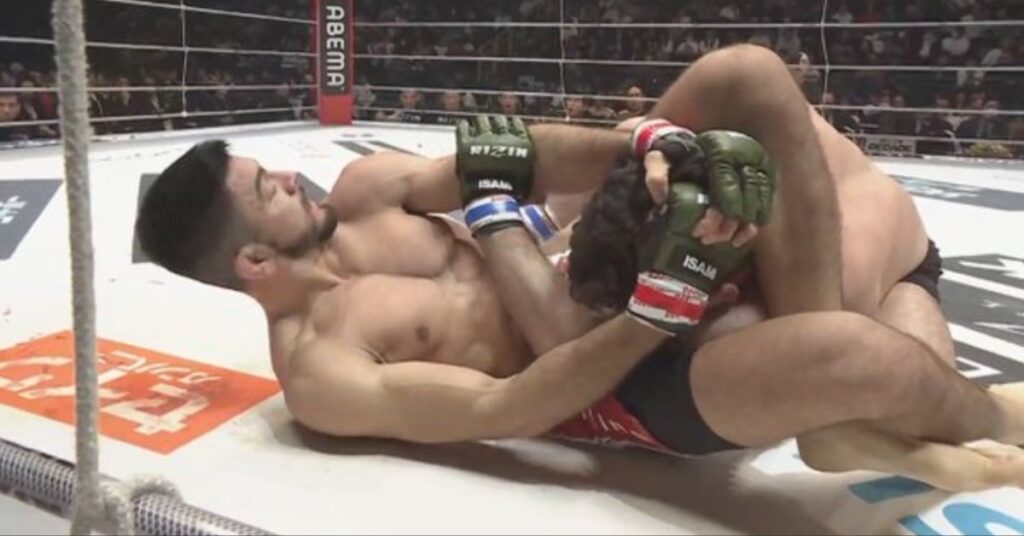 Roberto Satoshi encara jovem Shunta Nomura em teste de gerações no Super Rizin 5