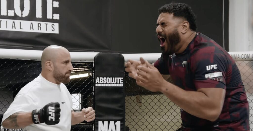 Volkanovski encara o gigante da NFL Jordan Mailata em série de desafios e o finaliza com estrangulamento