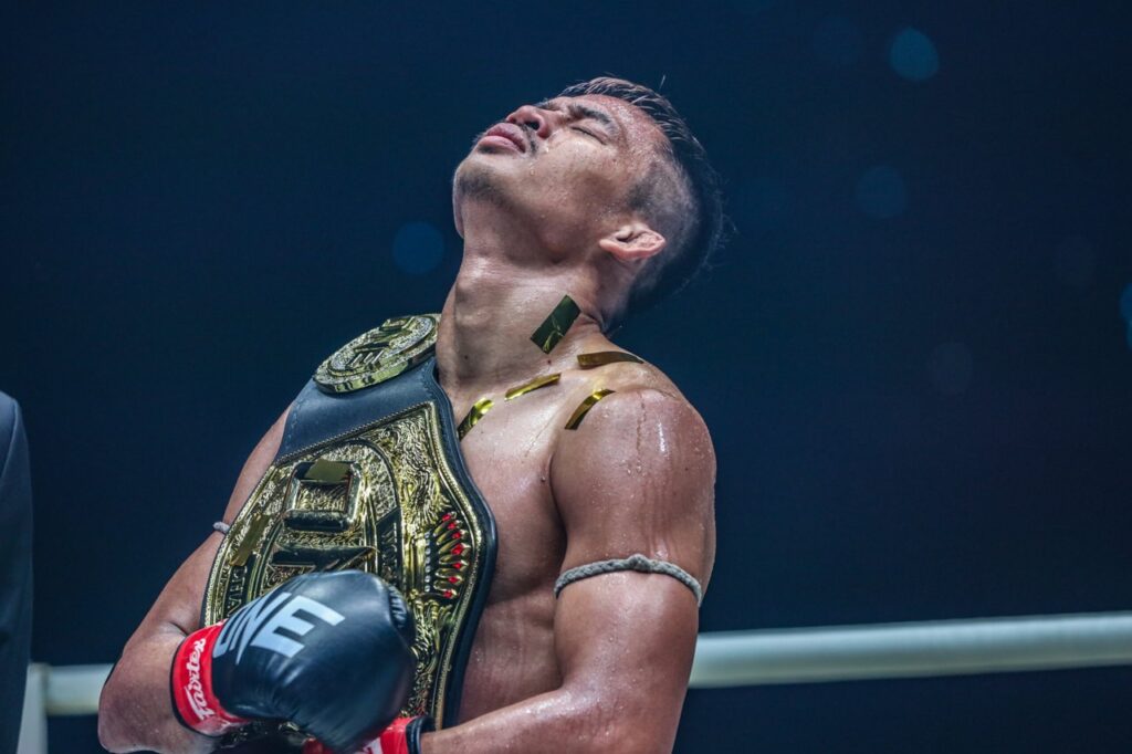 Superlek abre mão do cinturão de kickboxing mosca do ONE para tratar lesão no joelho