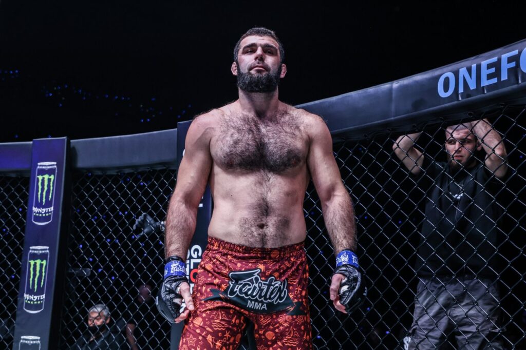 Invicto e com 100% de finalizações, Shamil Erdogan mira cinturão vago dos pesados do ONE