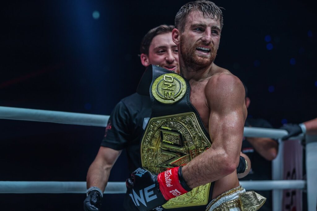 Haggerty coloca cinturão do kickboxing em jogo diante de Akimoto no ONE Samurai 4, em Tóquio