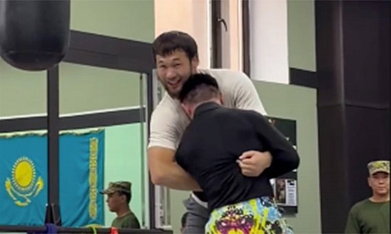 Shavkat Rakhmonov volta a treinar wrestling e sinaliza avanço na recuperação para retorno ao UFC