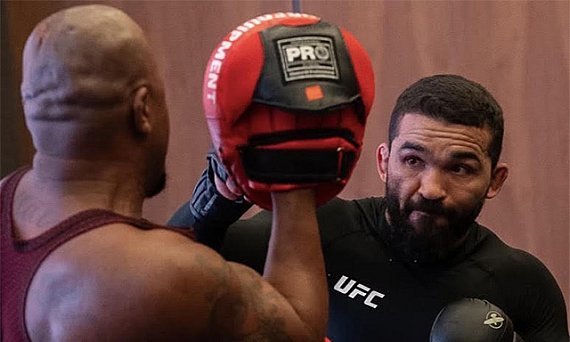 Patricio Pitbull credita reencontro com treinador ao nocaute sobre Doo Ho Choi no UFC 331
