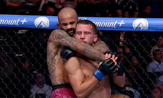 Marcos Tailandês finaliza em pé, chega a 13 vitórias seguidas e conquista contrato com o UFC