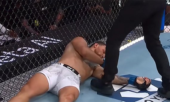 Maurício Ruffy assume erro em nocaute sofrido para Arman Tsarukyan no UFC 331