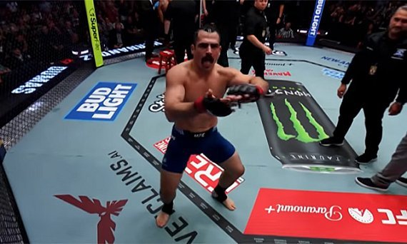 Policial nos EUA, Luis Hernandez fatura bônus de US$ 100 mil no UFC e diz que não larga a profissão