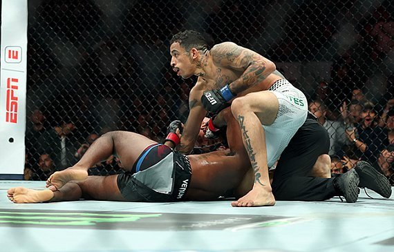 Carlos Prates provoca Makhachev e projeta cinturão dos meio-médios do UFC
