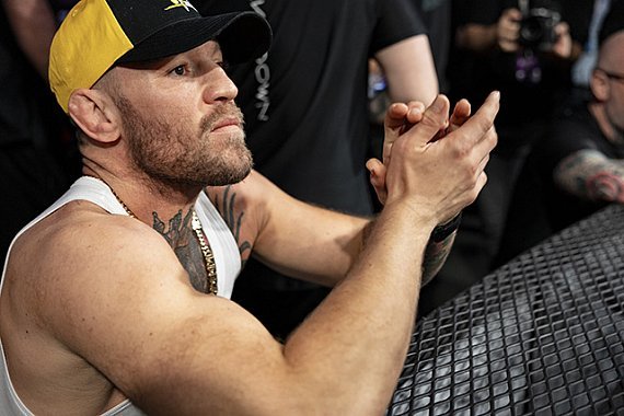 Conor McGregor aparece de muletas após cirurgia no joelho e mira retorno em 2027
