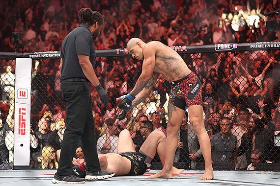 Glover Teixeira prevê nocaute de Alex Pereira sobre Josh Hokit no primeiro round