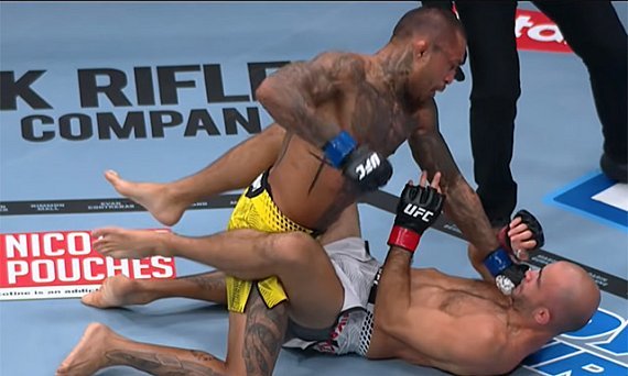 Joanderson Brito aproveita escorregão de Giga Chikadze e vence na abertura do UFC 331