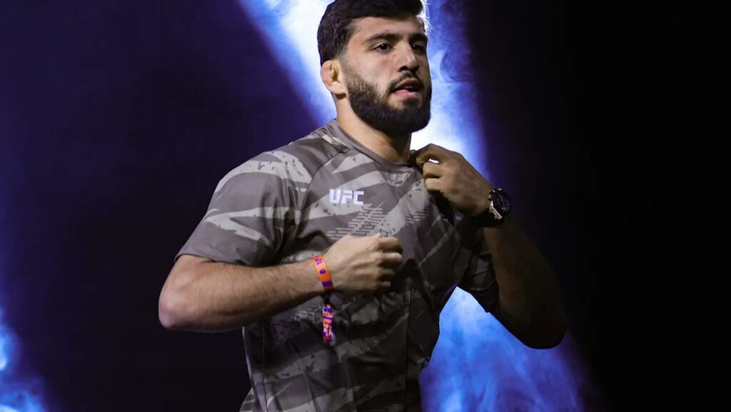 Mauricio Ruffy encara Arman Tsarukyan em eliminatória de cinturão no co-main do UFC 331
