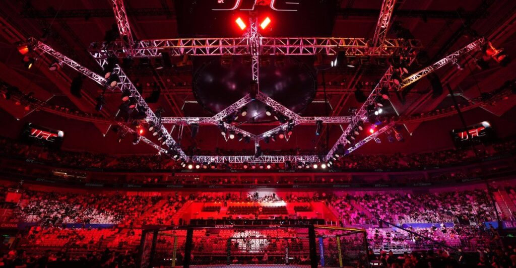 Rizvan Kuniev é levado ao hospital após derrota para Volkov no UFC 333