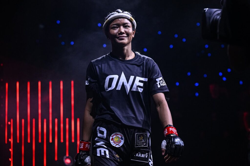 Cunhada de Rodtang, Duangdawnoi busca contrato com o ONE em duelo de muay thai no The Inner Circle 33