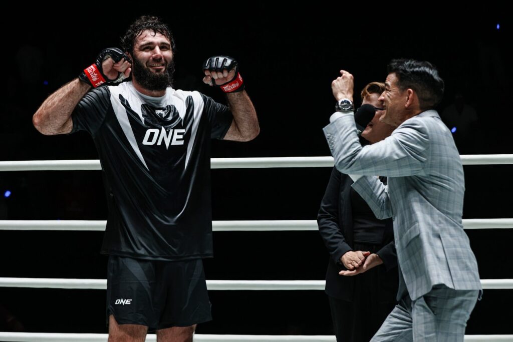 Shamil Erdogan finaliza Paul Elliott no ONE Fight Night 48 e segue invicto