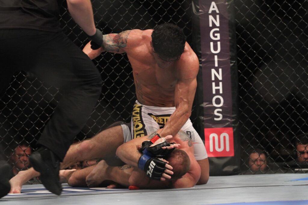 Ex-UFC, Thiago Tavares vira médico e pesquisa danos cerebrais em lutadores