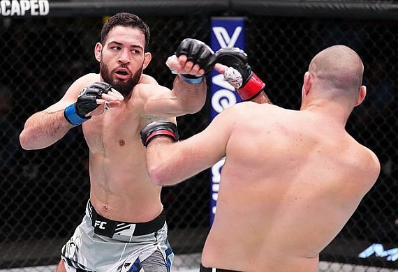 Strickland ameaça entregar o cinturão por salário e é confrontado por Imavov