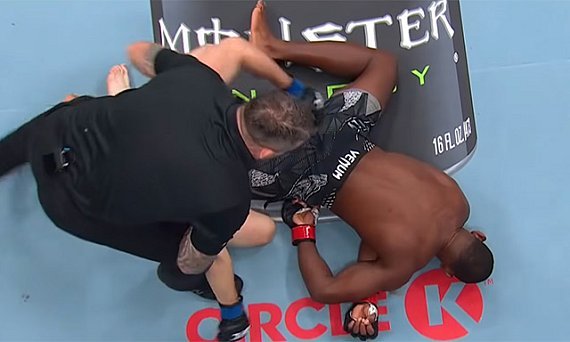 Joaquin Buckley promete transmitir a reconstrução da carreira após terceira derrota seguida no UFC