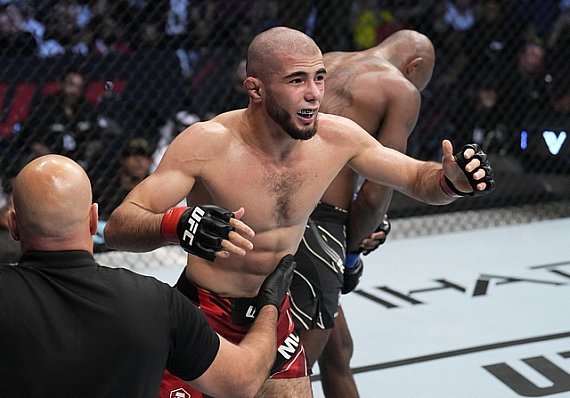 Muhammad Mokaev culpa Paramount e TKO por dispensas no UFC e poupa Dana White